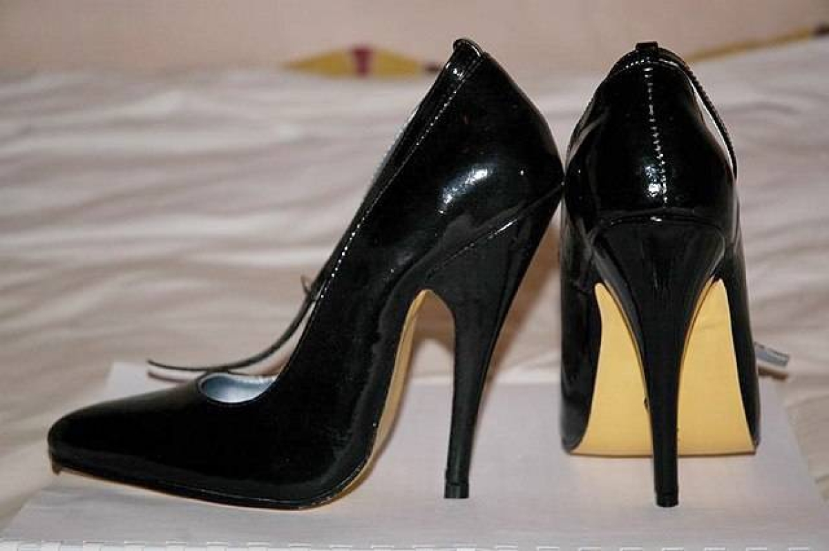 High-heeled shoes